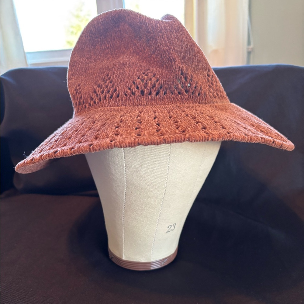 Four Buttons Hat
